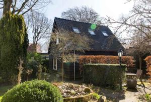 una casa con un jardín delante de ella en Villa 1913, en Bergen