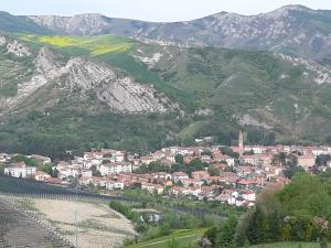 una piccola cittadina in una valle con montagne di BELLA VISTA a Tossignano
