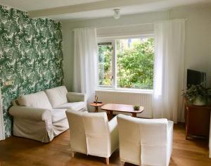 Una sala de estar con un sofá y una mesa y una ventana. en Villa 1913, en Bergen 3 fotos más