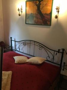 um quarto com uma cama com um edredão vermelho e um quadro em Schwanenvilla em Paraza