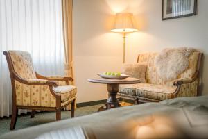 a hotel room with two chairs and a table at Landhaus Lellichow in Lellichow