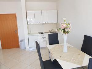 Kuchyň nebo kuchyňský kout v ubytování Apartments Margita