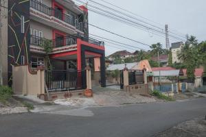 Una calle con un edificio con graffiti. en RedDoorz near E Walk Mall Balikpapan, en Balikpapan