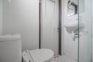 Kamar mandi di RedDoorz near E Walk Mall Balikpapan