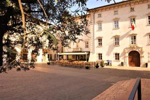 un bâtiment avec un banc devant lui dans l'établissement Residenza Castello, à Arco