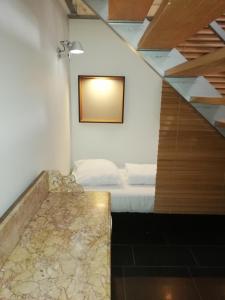 a small room with a bed in a room at Nuvola Loft in Zottegem