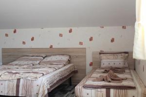 two beds sitting in a room with at Guest House Valiland in Bŭlgarevo