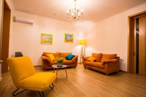 Een zitgedeelte bij Yellow apartment in Avlabari