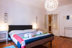 1 dormitorio con 1 cama con toallas en Domus Verona - Accogliente residenza Rocchetto a 25mt da Piazza Erbe, en Verona