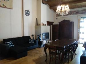 salon z czarną kanapą i stołem w obiekcie Antico Casale dei Sogni agriturismo w mieście Lugo
