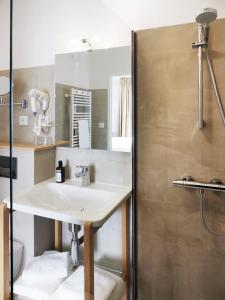 a bathroom with a sink and a shower at Le Roc'h Ar Mor in Ouessant