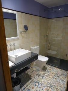 uma casa de banho com um lavatório, um WC e um chuveiro em Apartament luxe Rural Adrall -La Seu d'Urgell-Andorra em Adrall