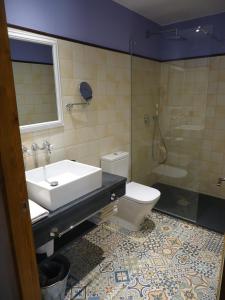 La salle de bains est pourvue d'un lavabo, de toilettes et d'une douche. dans l'établissement Apartament luxe Rural Adrall -La Seu d'Urgell-Andorra, à Adrall