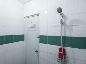 Ένα μπάνιο στο RedDoorz @ Buah Batu 3