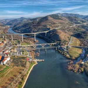 una vista aérea de un puente sobre un río en Casa Da Fonte Da Torre, en Peso da Régua