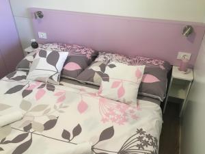 Giường trong phòng chung tại CHERRY Premium ADRIA Mobile homes Zelena Laguna +12 ảnh