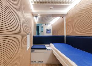 a small room with a bed and a bench at Resting Pods - ZzzleepandGo BGH Bergamo Hospital in Bergamo