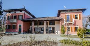 ein altes Haus mit rosa und orange in der Unterkunft CHIARA in Cuneo