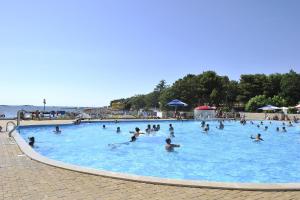 Hồ bơi trong/gần CHERRY Premium ADRIA Mobile homes Zelena Laguna