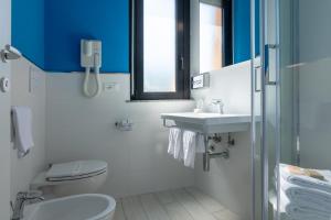 モンテジルヴァーノにあるHotel Soleの白いバスルーム(トイレ、シンク付)