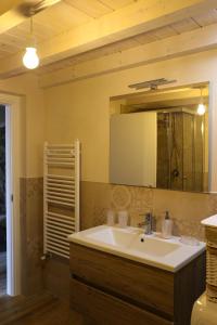 La salle de bains est pourvue d'un lavabo et d'un miroir. dans l'établissement Casa Vacanza Pratolungo, à Zogno