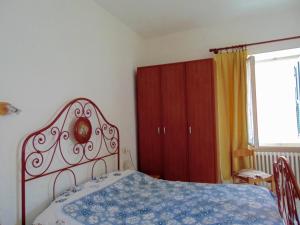a bedroom with a bed and a red cabinet at N209 - Numana, bilocale con giardino a 100 metri dal mare in Numana