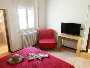 Televízia a/alebo spoločenská miestnosť v ubytovaní Casa Vacanza Della Nonna