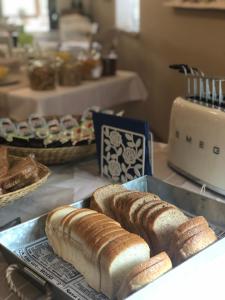 a tray with two slices of bread on a table at Locanda Bella Italia in Castelnuovo del Garda