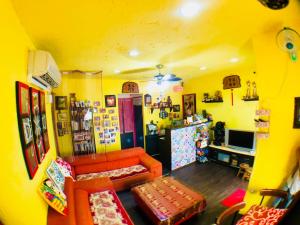LanyuFei Yu Fei Beach Hostel的一间带橙色沙发的客厅和一间厨房