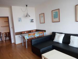 斯拉德明的住宿－Panoramis apartment in Schladming，客厅配有黑色沙发和桌子