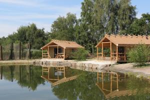 - deux cottages à côté d'un lac dans l'établissement Alfsee Ferien- und Erlebnispark, à Rieste