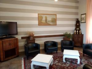 Televízia a/alebo spoločenská miestnosť v ubytovaní Albergo Ristorante Monterosa