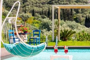 Bazén v ubytování Villa Irida Apartments Agios Spyridonas Peritheia nebo v jeho okolí