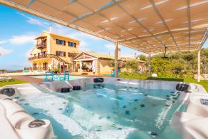 Bazén v ubytování Villa Irida Apartments Agios Spyridonas Peritheia nebo v jeho okolí
