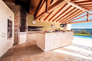 kuchnia z basenem w tle w obiekcie Villa Irida Apartments Agios Spyridonas Peritheia w mieście Agios Spirydon