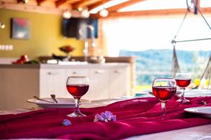 Nápoje v ubytování Villa Irida Apartments Agios Spyridonas Peritheia