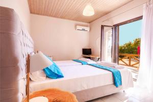 Postel nebo postele na pokoji v ubytování Villa Irida Apartments Agios Spyridonas Peritheia