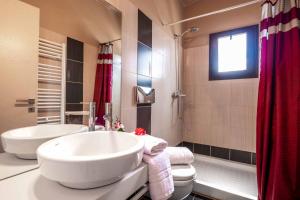 Koupelna v ubytování Villa Irida Apartments Agios Spyridonas Peritheia
