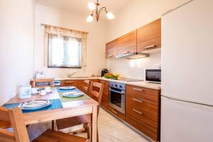 Kuchyň nebo kuchyňský kout v ubytování Villa Irida Apartments Agios Spyridonas Peritheia
