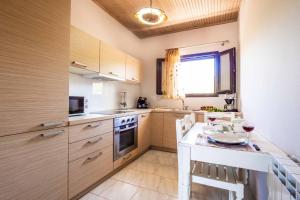 Kuchyň nebo kuchyňský kout v ubytování Villa Irida Apartments Agios Spyridonas Peritheia