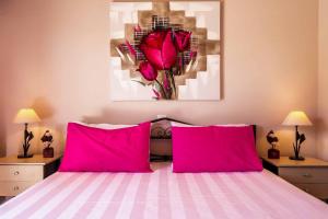 Postel nebo postele na pokoji v ubytování Villa Irida Apartments Agios Spyridonas Peritheia