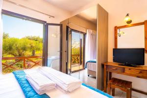 Postel nebo postele na pokoji v ubytování Villa Irida Apartments Agios Spyridonas Peritheia