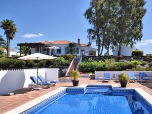 Bazén v ubytovaní Villa in Sayalonga with Private Pool alebo v jeho blízkosti