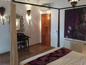 Posteľ alebo postele v izbe v ubytovaní Villa in Sayalonga with Private Pool