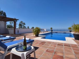 Bazén v ubytovaní Villa in Sayalonga with Private Pool alebo v jeho blízkosti