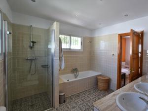 Kúpeľňa v ubytovaní Villa in Sayalonga with Private Pool