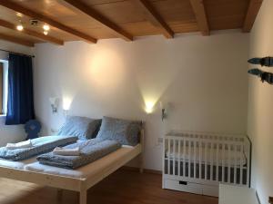 Habitación pequeña con cuna en Ferienwohnung Bärfeld, en Fieberbrunn