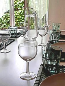 un gruppo di bicchieri da vino seduti su un tavolo di Gîte La Cibulle a Maillé
