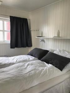 Un pat sau paturi într-o cameră la Nyksund Appartement, Nyksund Brygge