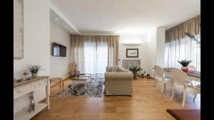 un soggiorno con divano, tavolo e sedie di 70's Luxury Cavour a Bari